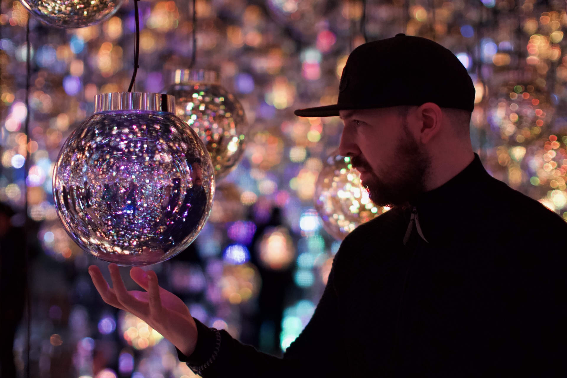 Jörgen holding a globe